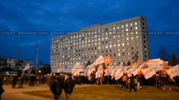 Митинг оппозиции возле Центральной Избирательной Комиссии (ЦИК) в Киеве 12 ноября 2012 г. по поводу несогласия с результатами выборов в Парламент. Редакционное видео, видеограф FMRU / Фотобанк Лори