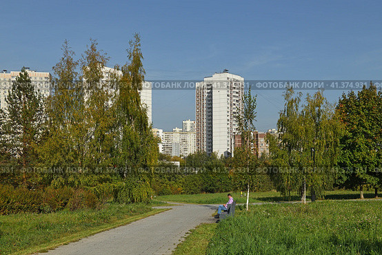 Mitino Nature-Landscape Park on autumn warm evening. Moscow, Russia (2023 год). Редакционное фото, фотограф Валерия Попова / Фотобанк Лори