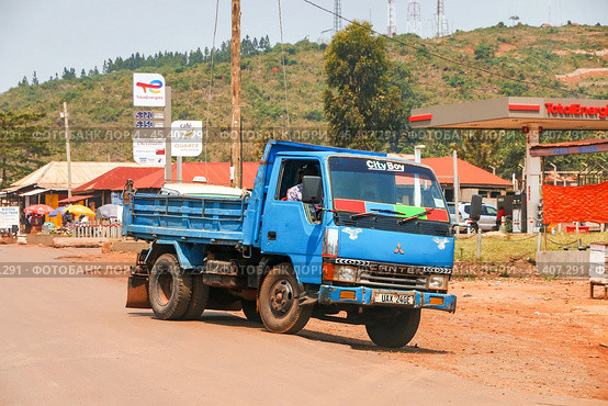 Mitsubishi Fuso Canter (2023 год). Редакционное фото, фотограф Art Konovalov / Фотобанк Лори