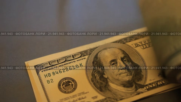 Много купюр номиналом 100 долларов. Стоковое видео, видеограф Яна Королёва / Фотобанк Лори