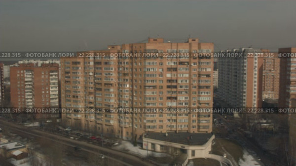Многоэтажная застройка в городе. Видео с коптера. RAW. Стоковое видео, видеограф Евгений Ковалев / Фотобанк Лори