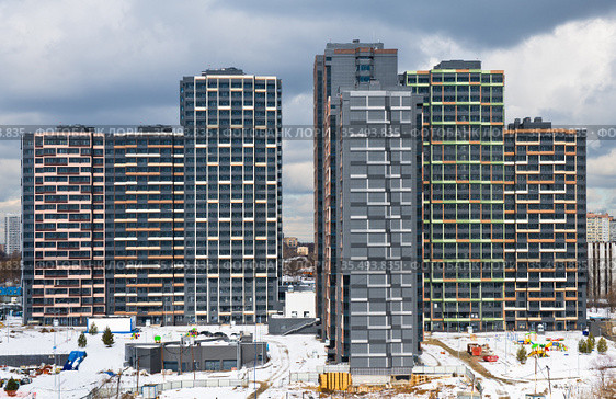 Многоэтажные дома. Ранняя весна. Москва. Россия (2021 год). Редакционное фото, фотограф E. O. / Фотобанк Лори