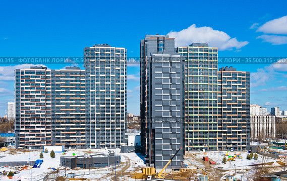 Многоэтажные дома. Ранняя весна.  Солнечный день. Москва. Россия (2021 год). Редакционное фото, фотограф E. O. / Фотобанк Лори