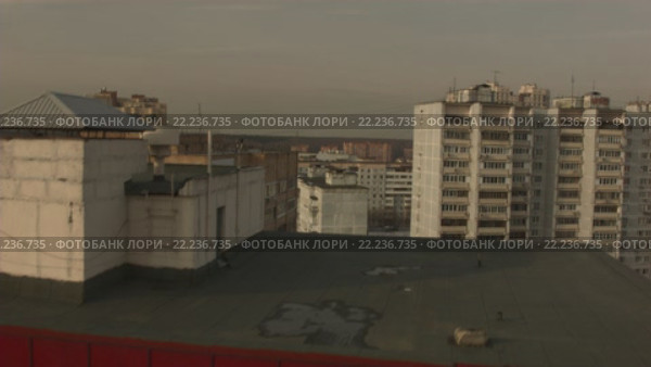 Многоэтажный дом в спальном районе большого города. Съемка с коптера. Стоковое видео, видеограф Евгений Ковалев / Фотобанк Лори