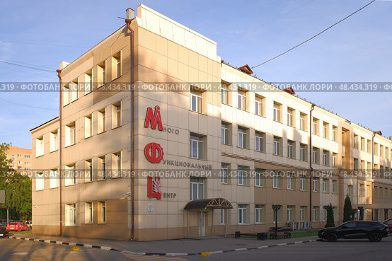Многофункциональный центр госуслуг «Мои документы» (МФЦ) в центре Балашихи, Московская область. Солнечный весенний день (2024 год). Редакционное фото, фотограф Александр Кузнецов / Фотобанк Лори
