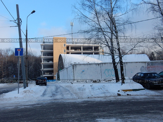 Многоярусный паркинг. Открытое шоссе, 30а. Район Метрогородок. Город Москва (2018 год). Редакционное фото, фотограф lana1501 / Фотобанк Лори