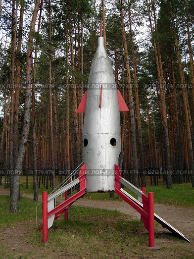 Модель ракеты, установленная в детском лагере отдыха (2008 год). Редакционное фото, фотограф Светлана Кириллова / Фотобанк Лори