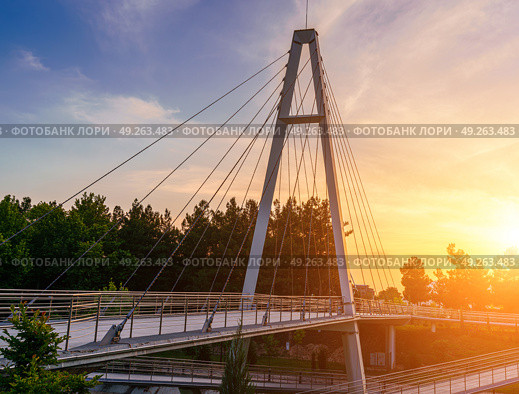 Modern footbridge across the Anhor canal in Navruz park at sunset in summertime, Uzbekistan, Tashkent. (2023 год). Редакционное фото, фотограф Емельянов Евгений Викторович / Фотобанк Лори