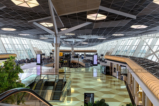Modern interior of international airport in the capital Baku. Republic of Azerbaijan (2023 год). Редакционное фото, фотограф Евгений Ткачёв / Фотобанк Лори
