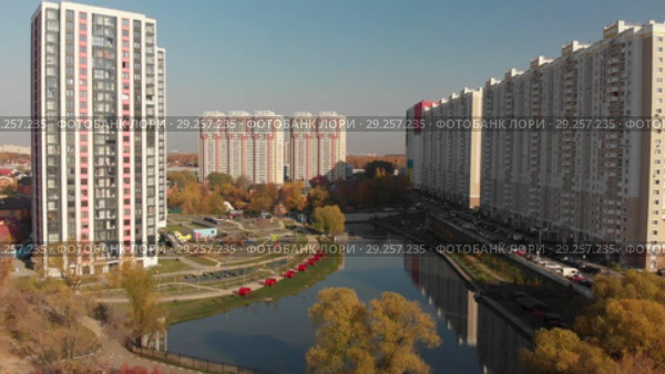 Modern residential buildings near pond Levoberezhny in Khimki, Russia. Стоковое видео, видеограф Володина Ольга / Фотобанк Лори