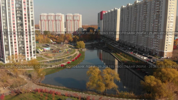 Modern residential buildings near pond Levoberezhny in Khimki, Russia. Стоковое видео, видеограф Володина Ольга / Фотобанк Лори