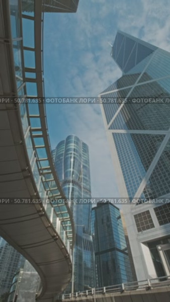 Modern skyscrapers reflect city skyline in bright daylight. Стоковое видео, видеограф Михаил Коханчиков / Фотобанк Лори