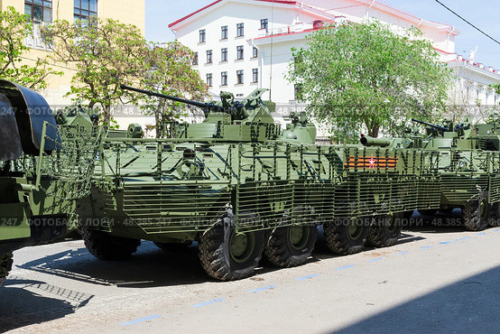 Модернизированный бронетранспортёр БТР-82, подготовка к параду Победы. Волгоград, улица Мира, Россия. Редакционное фото, фотограф Андрей Цыганков / Фотобанк Лори