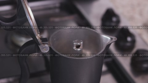 Moka pot preparation of specialty coffee infusion footage. Стоковое видео, видеограф Jose Leonardo Marino Coronado / Фотобанк Лори