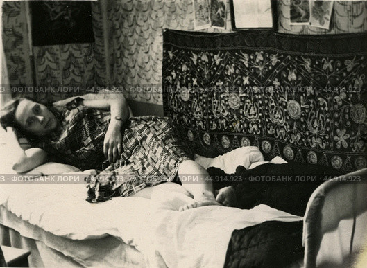 Молодая женщина лежит на боку в кровати. Стоковое фото, фотограф Retro / Фотобанк Лори
