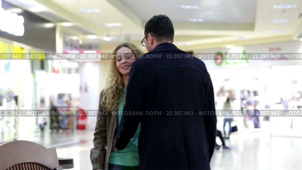 Молодая женщина с планшетом встречает молодого человека в торговом центре. Стоковое видео, видеограф Загородний Кирилл / Фотобанк Лори