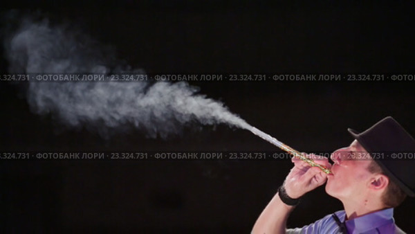 Молодой мужчина выдувает дым из мундштука. Стоковое видео, видеограф Mikhail Davidovich / Фотобанк Лори