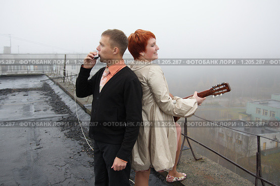 Молодожены музицируют на крыше дома. Стоковое фото, фотограф Сергей Цепек / Фотобанк Лори