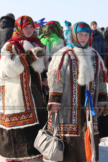 Молодые девушки в меховых паницах на дне оленевода в Салехарде (2013 год). Редакционное фото, фотограф Елена Боброва / Фотобанк Лори