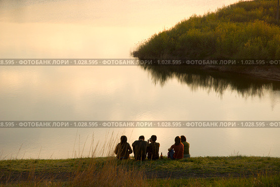 Молодые люди на берегу. Стоковое фото, фотограф Насыров Руслан / Фотобанк Лори