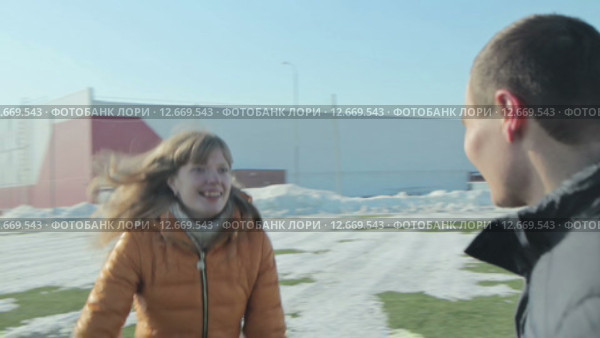 Молодые люди резвятся на футбольном поле. Стоковое видео, видеограф Aleksey Popov / Фотобанк Лори