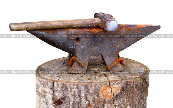 Молот кузнеца лежит на наковальне на белом фоне. Hammer of the blacksmith lies on the anvil on white background. Стоковое фото, фотограф Татьяна Д / Фотобанк Лори