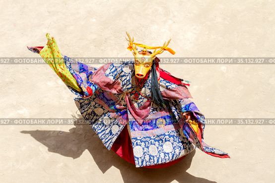 monk in deer mask performs a religious masked and costumed mystery dance of Tibetan Buddhism during the Cham Dance Festival (2012 год). Стоковое фото, фотограф Олег Иванов / Фотобанк Лори