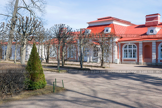 Монплезирский сад. Дворец. Весна. Петергоф (2011 год). Редакционное фото, фотограф Александр Щепин / Фотобанк Лори