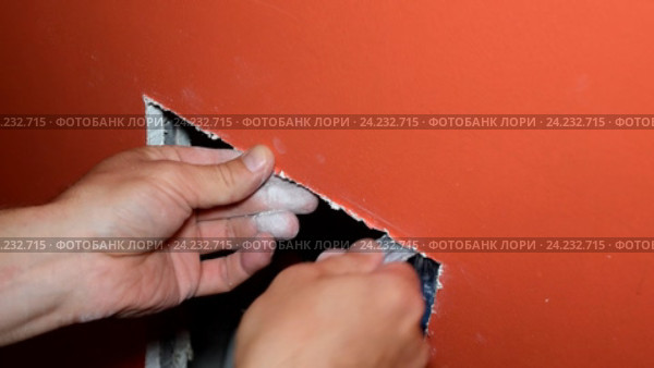 Монтаж ревизионной дверцы. Стоковое видео, видеограф Валерий Гусак / Фотобанк Лори