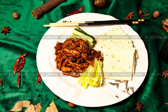 Moo Shu Pork on a Porcelain Plate With Thin Pancakes in a Chinese Restaurant. Стоковое фото, фотограф Aleksandr Golubev / Фотобанк Лори