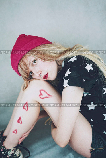 Moody portrait of a young and sad woman. Стоковое фото, агентство Ingram Publishing / Фотобанк Лори