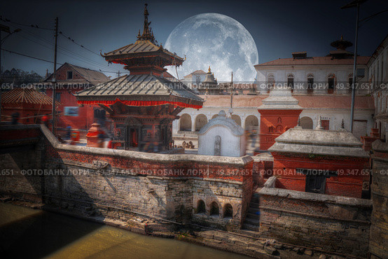 moon. Votive temples and shrines in a row at Pashupatinath Temple, Kathmandu, Nepal.. Pashupatinath Temple. Стоковое фото, агентство Ingram Publishing / Фотобанк Лори