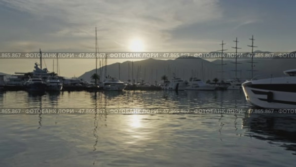 Moored yachts and motorboats at sunset. Стоковое видео, видеограф Михаил Коханчиков / Фотобанк Лори