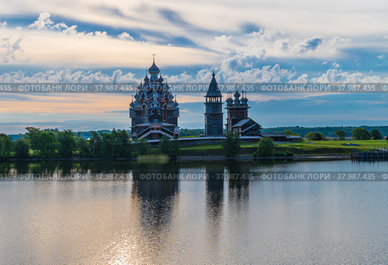 Morning view of the churches of the Kizhi island from a cruise ship (2021 год). Редакционное фото, фотограф Михаил Аккуратoв / Фотобанк Лори