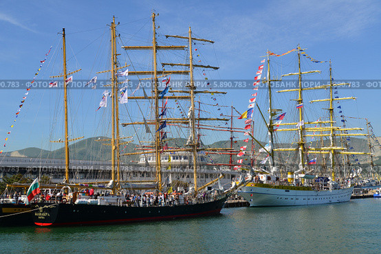 Морская регата SCF Black Sea Tall Ships Regatta 2014, парусники Mircea (Румыния) и Kaliakra (Болгария), порт Новороссийск. Редакционное фото, фотограф Игорь Архипов / Фотобанк Лори