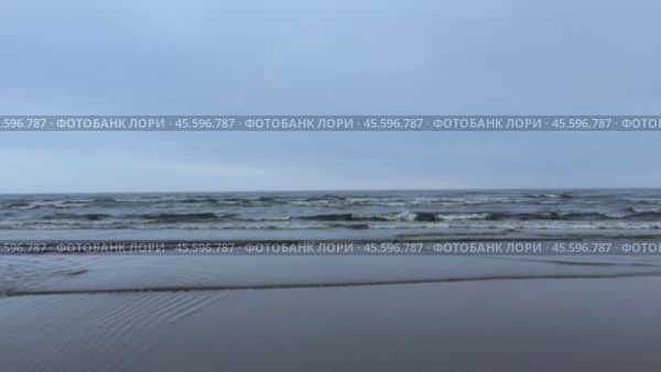 Морские волны набегают на песчаный пляж, Финский залив. Стоковое видео, видеограф Антон Колмаков / Фотобанк Лори