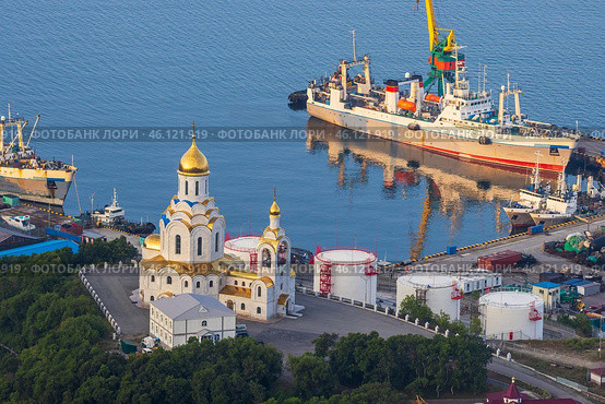 Морской собор, город Петропавловск-Камчатский, Камчатский край, Дальний Восток России. Вид сверху на красивую церковь на берегу Авачинской бухты Тихого океана. К пирсам морского порта пришвартованы корабли. Стоковое фото, фотограф Андрей Степанов / Фотобанк Лори