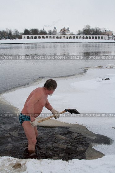 Морж колет лед на реке (2009 год). Редакционное фото, фотограф Ярослава Синицына / Фотобанк Лори