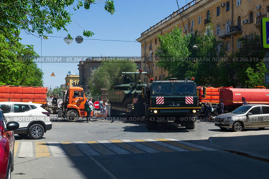 Мощный военный седельный тягач БАЗ-6403 с танком т-80БВМ на полуприцепе, трейлер. Волгоград, улица Мира, Россия, (2024 год). Редакционное фото, фотограф Андрей Цыганков / Фотобанк Лори