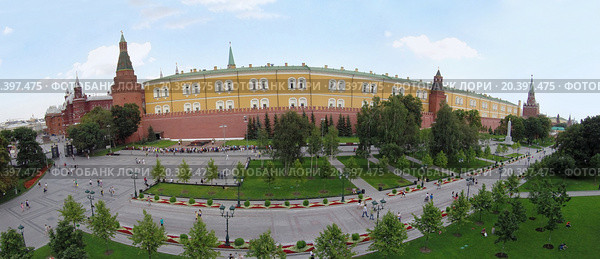 MOSCOW - AUG 12, 2014: Alexandr Garden near Corner Arsenal Tower, aerial view. Стоковое фото, фотограф Losevsky Pavel / Фотобанк Лори