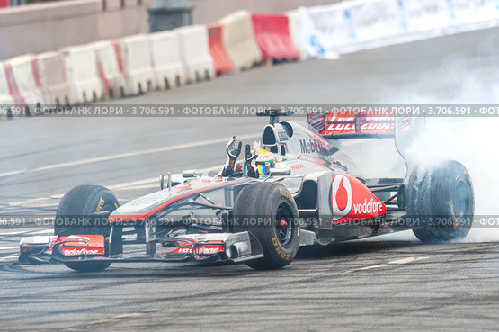 Moscow City Racing заезды болидов Формулы 1 у стен Кремля, Льюис Хэмильтон, команда McLaren Mercedes (2012 год). Редакционное фото, фотограф Пышный Максим / Фотобанк Лори