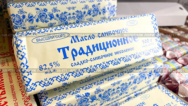 Moscow December 04, 2024, Butter in packaging on a store counter. Concept of increasing prices for butter. Refrigerator in a grocery store with briquettes of natural butter. Редакционное фото, фотограф Скрипачев Антон / Фотобанк Лори
