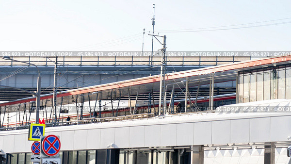Moscow February 10 2024. Platform Okruzhnaya Moscow D1.Okruzhnaya platform, entrance MCD-1 station, runs from Lobnya through Dolgoprudny and Moscow to Odintsovo. The high-speed rail. Редакционное фото, фотограф Скрипачев Антон / Фотобанк Лори