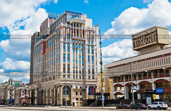 Moscow Marriott Imperial Plaza hotel. Краснопрудная улица, 12. Летний солнечный день. Москва (2023 год). Редакционное фото, фотограф E. O. / Фотобанк Лори