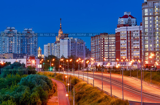 Moscow night street overlooking Moscow State University. Стоковое фото, фотограф Галина Царькова / Фотобанк Лори