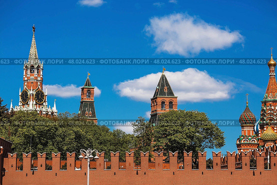 Moscow on a sunny day. Petrovskaya Spasskaya, the Konstantino-Eleninskaya towers of the Kremlin and St. Basil's Cathedral. View from the embankment. Стоковое фото, фотограф Photojuli / Фотобанк Лори