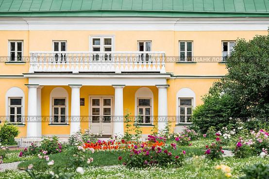 Moscow region, Leninskie Gorki, June 23, 2024. The Lenin Historical Museum-Reserve "Gorki" is the museum of V. I. Lenin, where the Soviet leader died in 1924. Architecture of the park on a summer day. Редакционное фото, фотограф Photojuli / Фотобанк Лори