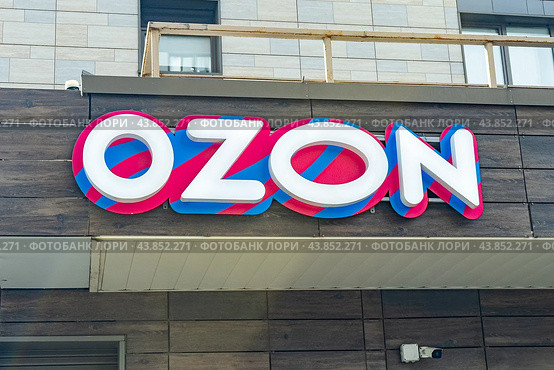 MOSCOW, RUSSIA - 01.08.2024: OZON sign on the house. OZON logo, Russian marketplace, attached to wall of office building. Редакционное фото, фотограф Ирина Михайличенко / Фотобанк Лори