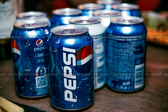 Moscow, Russia, 6 May 2021, Aluminum cans with Pepsi soda on table restaurant. Редакционное фото, фотограф Spirit River / Фотобанк Лори