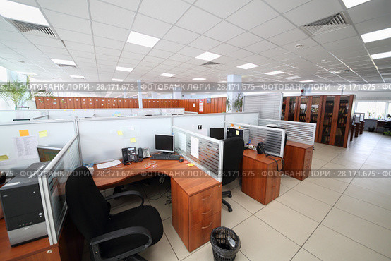MOSCOW, RUSSIA - APR 25, 2016: Big office with partitions workplaces and plants in Moscow city telephone network. Редакционное фото, фотограф Losevsky Pavel / Фотобанк Лори